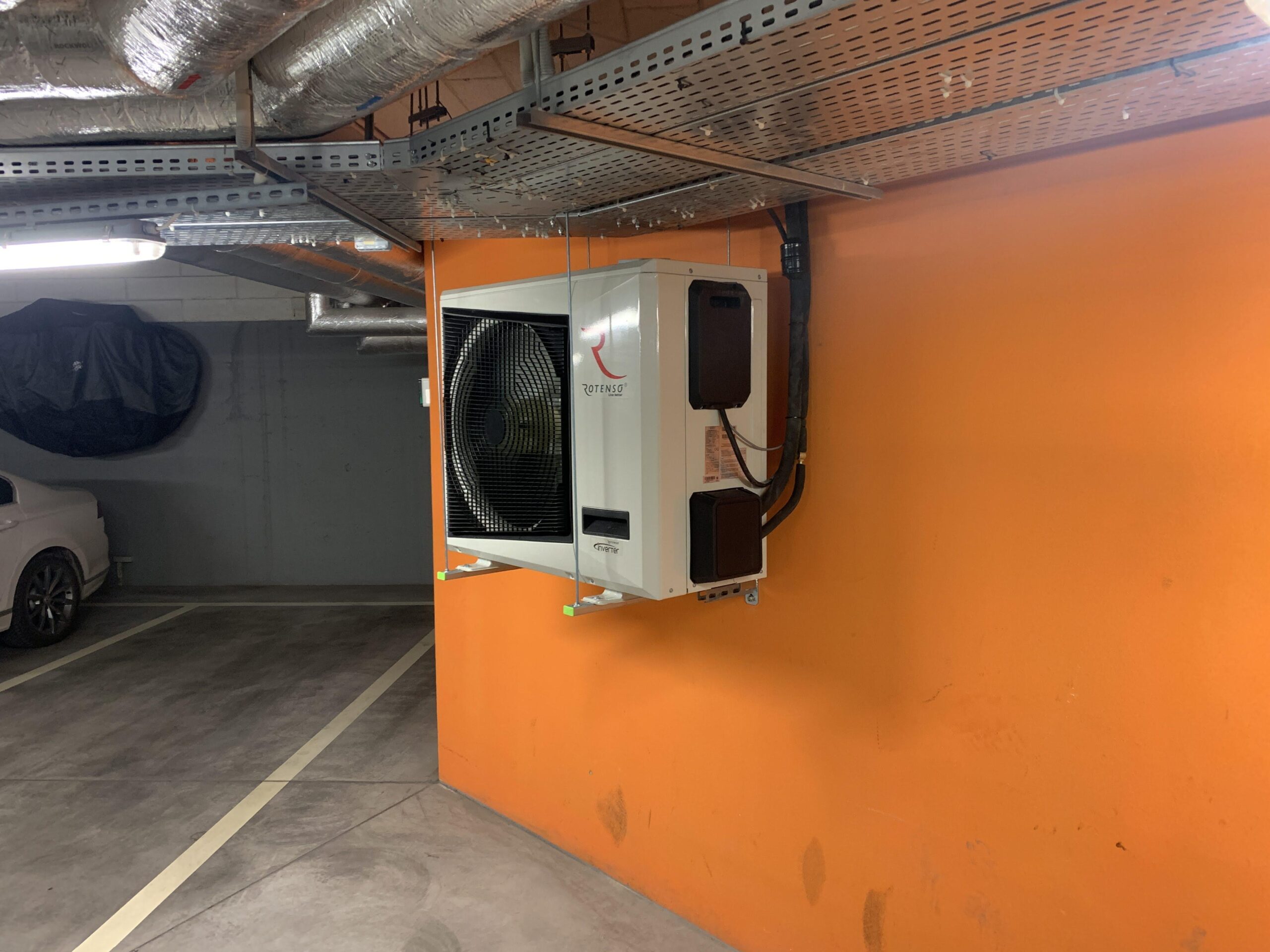 agregat klimatyzatora w garażu